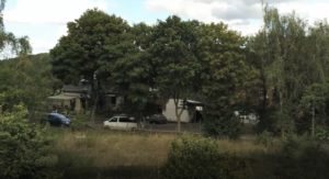 direkter Zugang auf das Baugrundstück von kleiner Nebenstraße